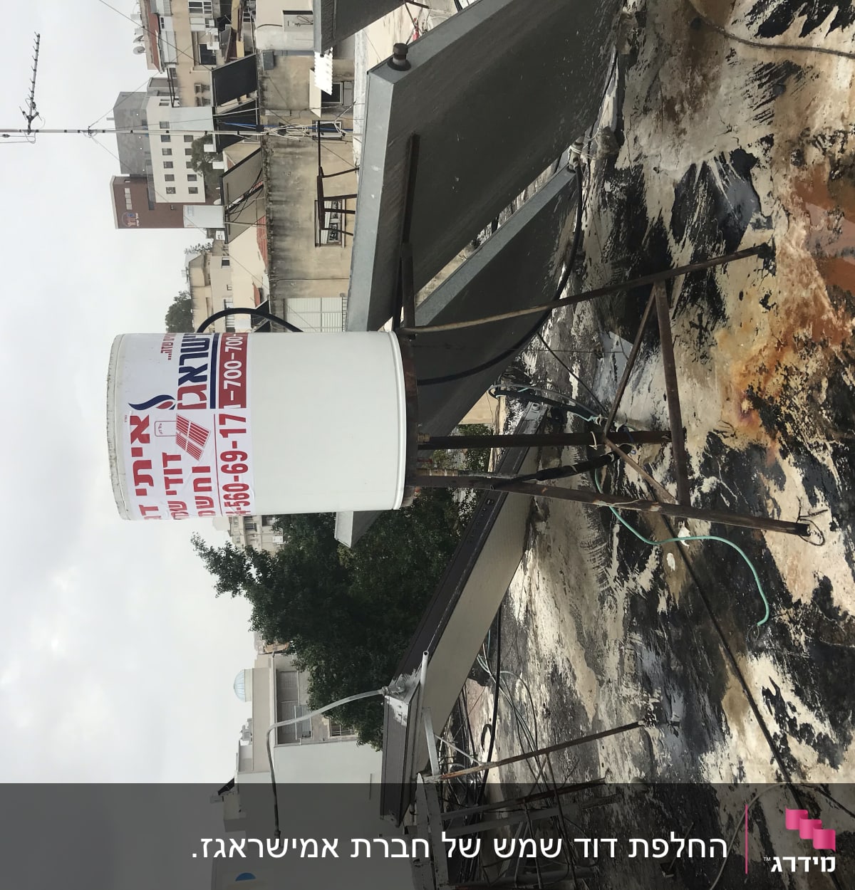 דוד שמש על גג עם קולטים ומוטות מתכת